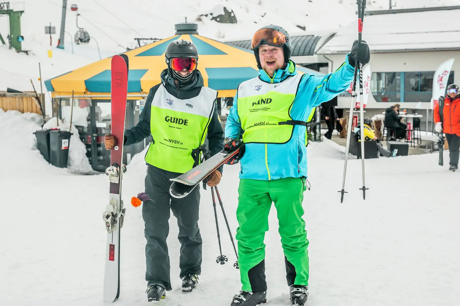 Teilnehmer Mentelity Games 2024 sicher die Piste hinunter mit AXIWI